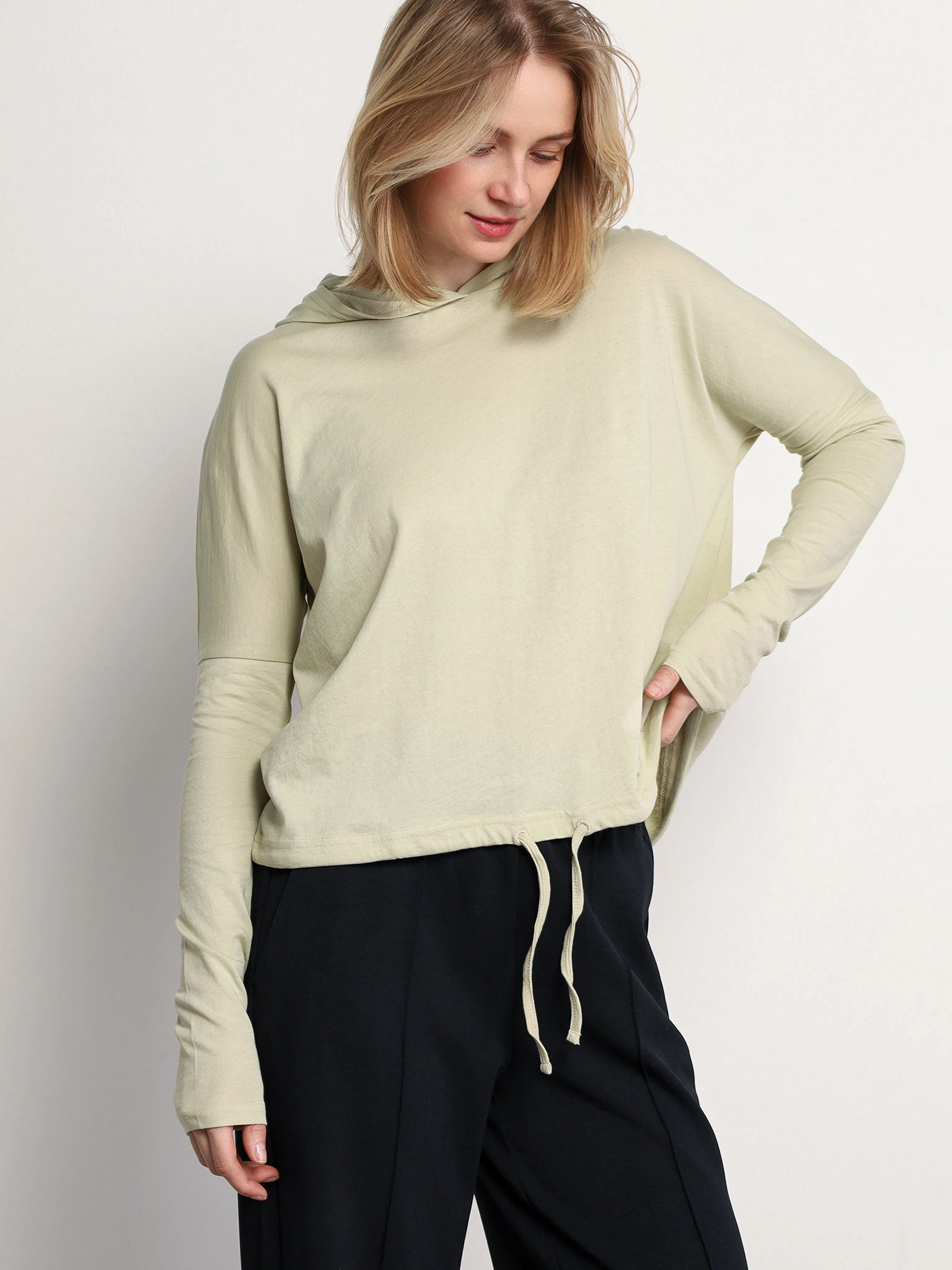 Футболка оливкового цвета из хлопка с капюшоном